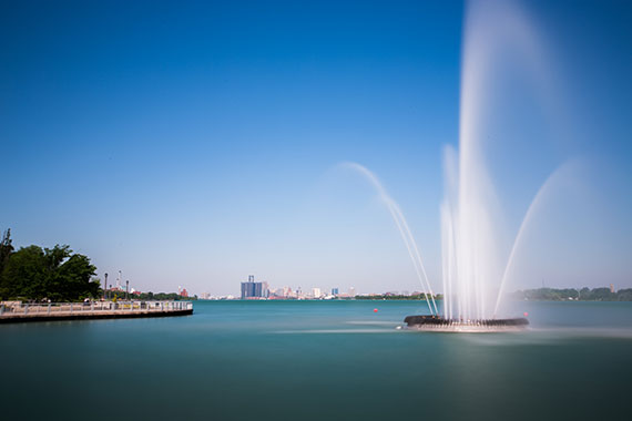 A fountain splashes water high into the air, while onlookers think privately that they have the strength to overcome drug addiction